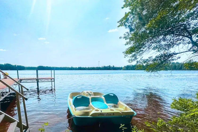 Sunrise Shores Fun lakehome on Chain, dock, water toys, firepit, doggies ok - Image 1