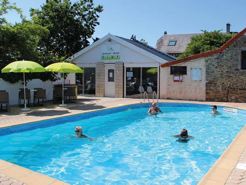 Bungalow avec terrasse, barbecue et piscine chauffée | Vue jardin - Image 1