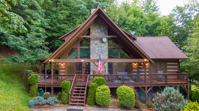 Cabin with hot tub & barbeque | Mountain view - Image 1