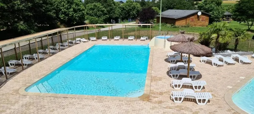 Pleasant chalet with terrace, hot tub & heated pool | Pets are welcome - Image 1