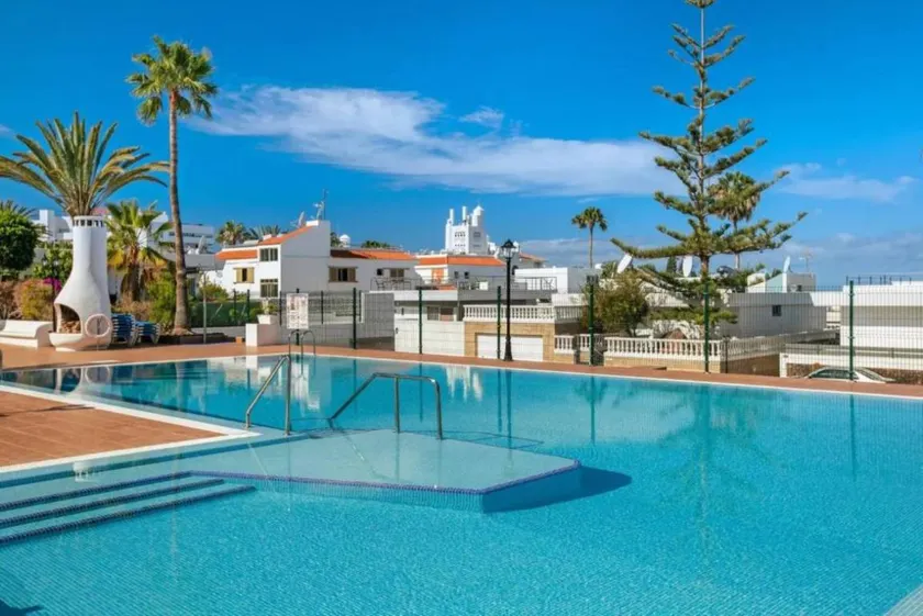 Flat with heated pool & terrace - Image 1