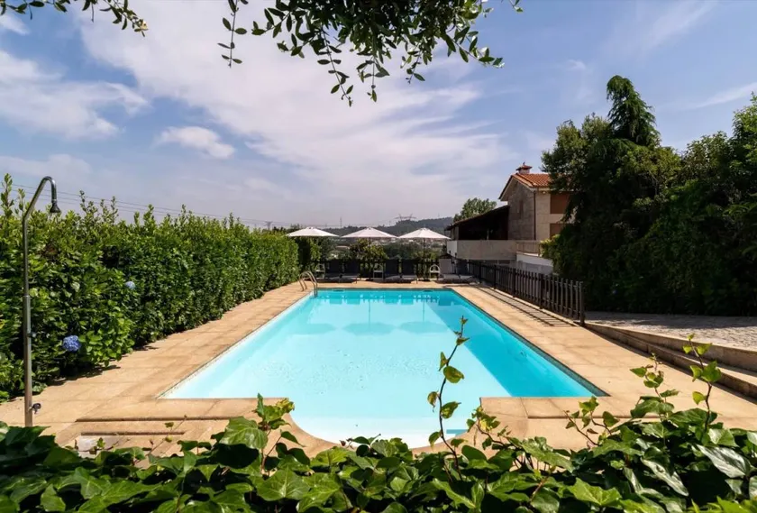 Weiträumiges Ferienhaus mit Terrasse, Pool und Grill | Bergblick | Ideal für Homeoffice | Haustierfreundlich - Image 1