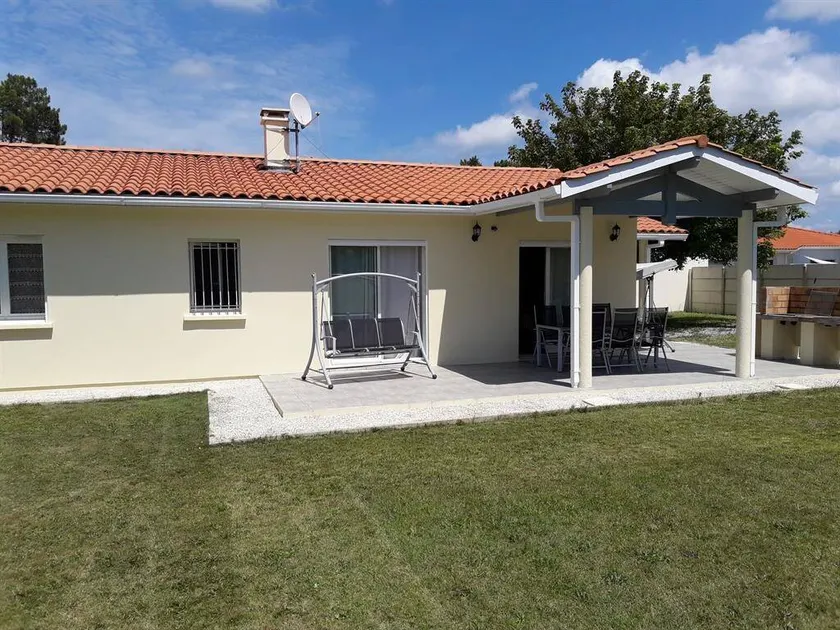 Holiday home with garden & barbecue | Lake view - Image 1