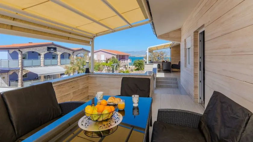 Holiday apartment with BBQ & garden - Image 1