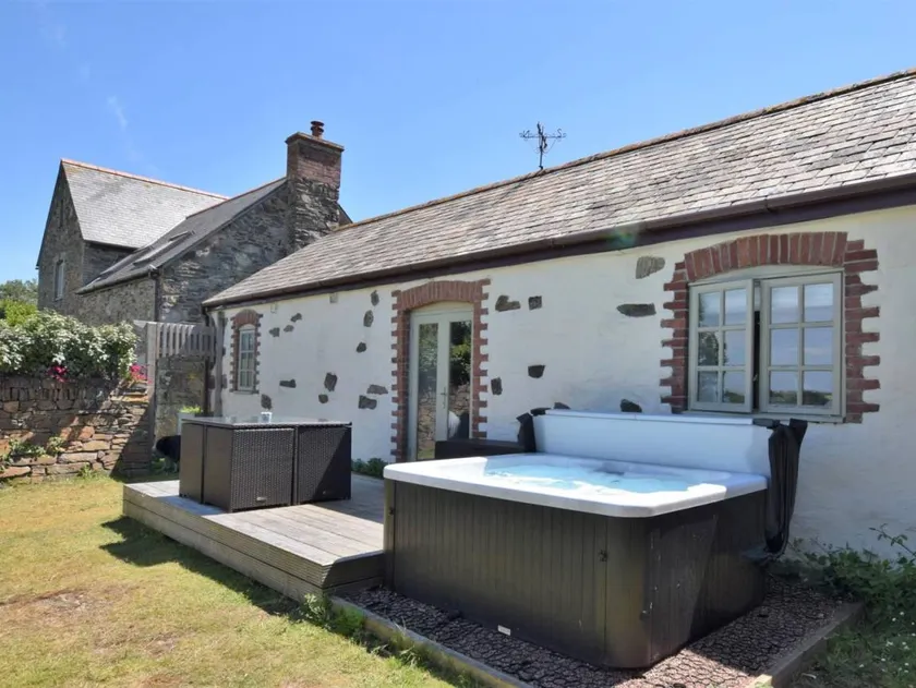 Cottage with barbecue, garden & jacuzzi | Water view - Image 1