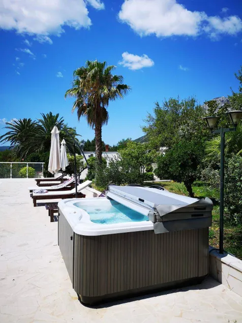 Villa with terrace, BBQ & pool - Image 1