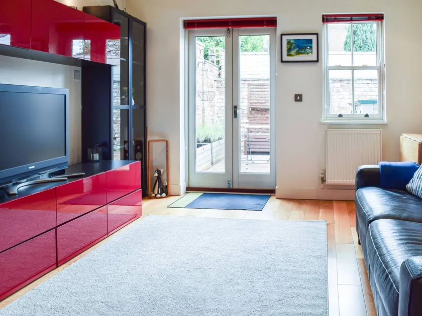 Family-oriented lovely cottage with garden | River view - Image 1