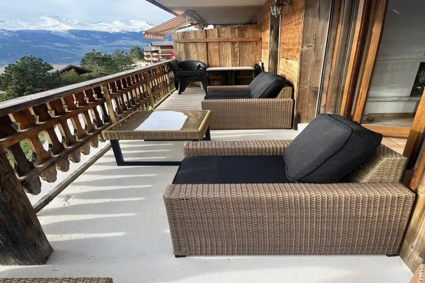 Apartment with garden & pool | Mountain view - Image 1