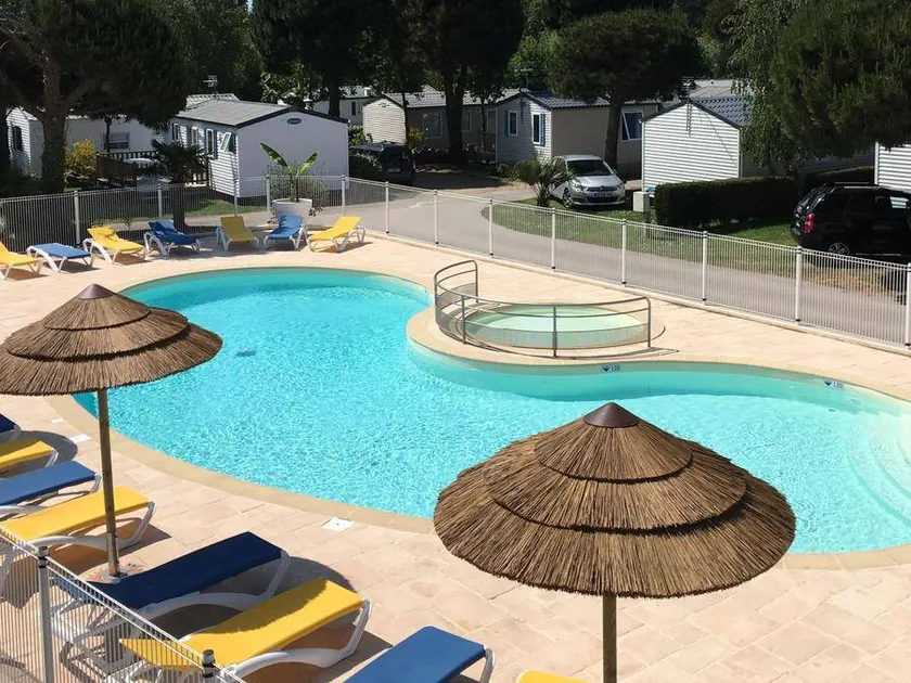 Tolles Mobilheim mit Terrasse und beheiztem Pool - Image 1