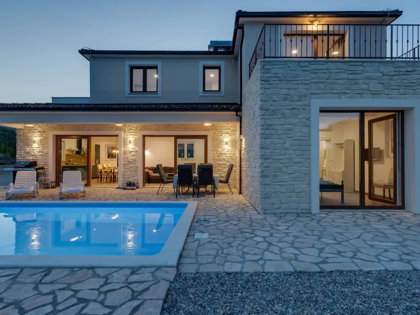 Holiday home with barbeque, garden & private pool | Mountain view | Dogs allowed - Image 1