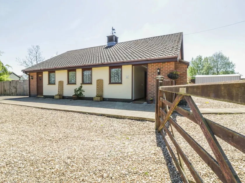 Cottage with garden - Image 1