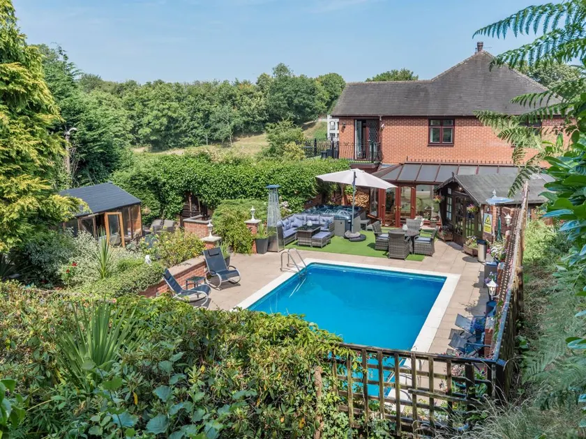Cottage avec jacuzzi, piscine et jardin - Image 1