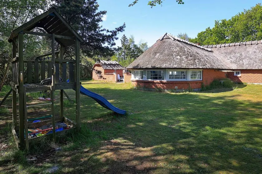 House with pool, terrace & garden - Image 1