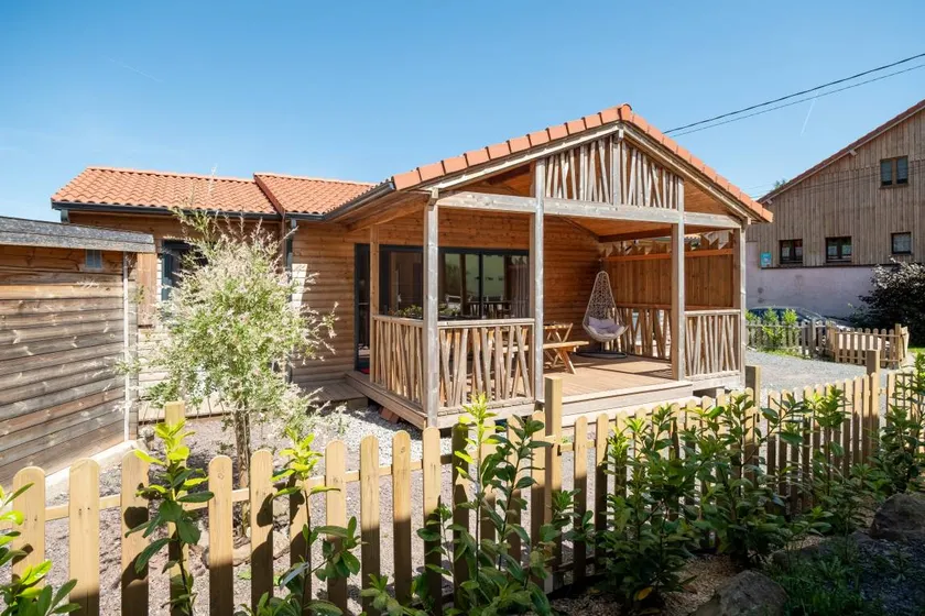 Fully equipped chalet with jacuzzi, garden & terrace | Pet-friendly - Image 1