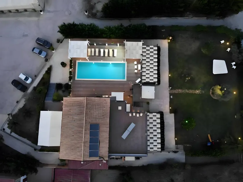 Private room with garden & pool | Mountain view - Image 1