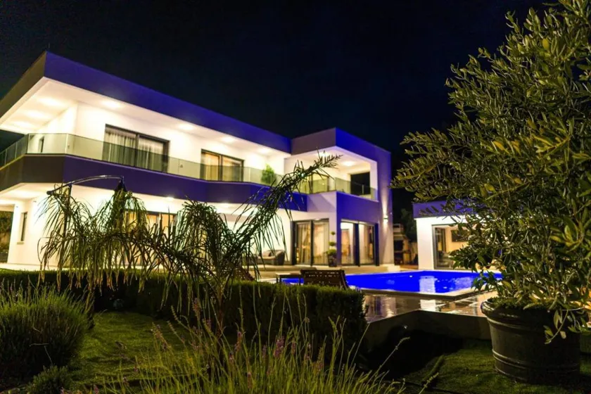 Villa with hot tub, terrace & private pool | Garden view - Image 1