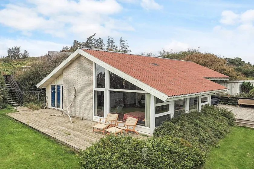 House with terrace - Image 1
