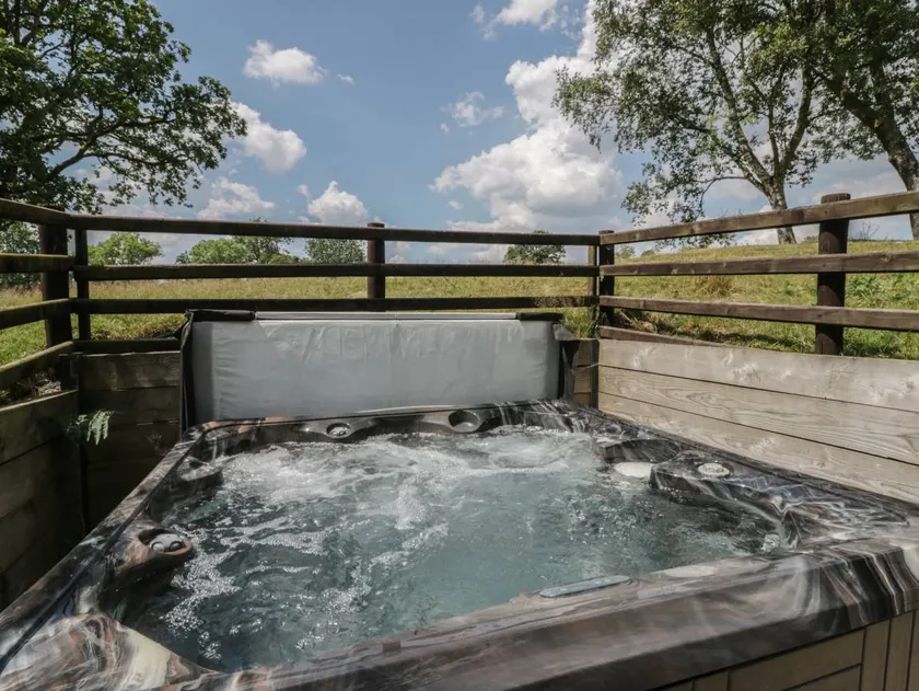Cottage with jacuzzi & garden - Image 1