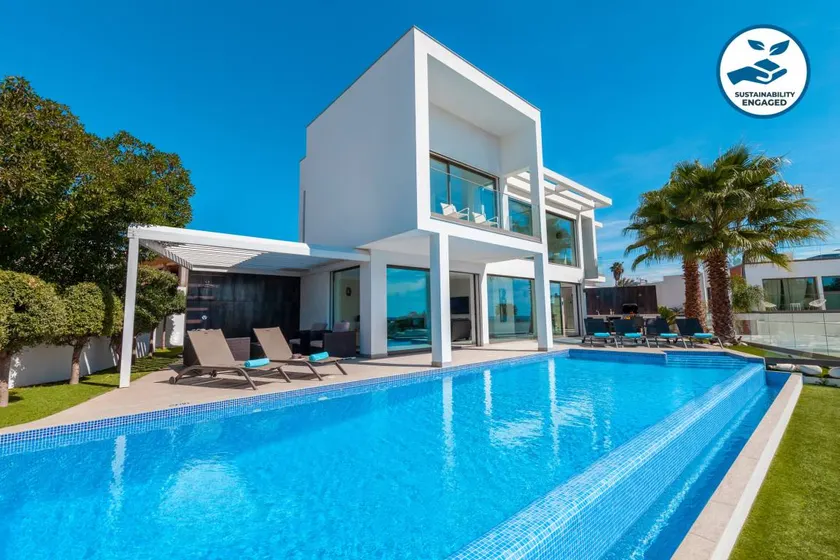 Villa with garden, BBQ & private pool - Image 1