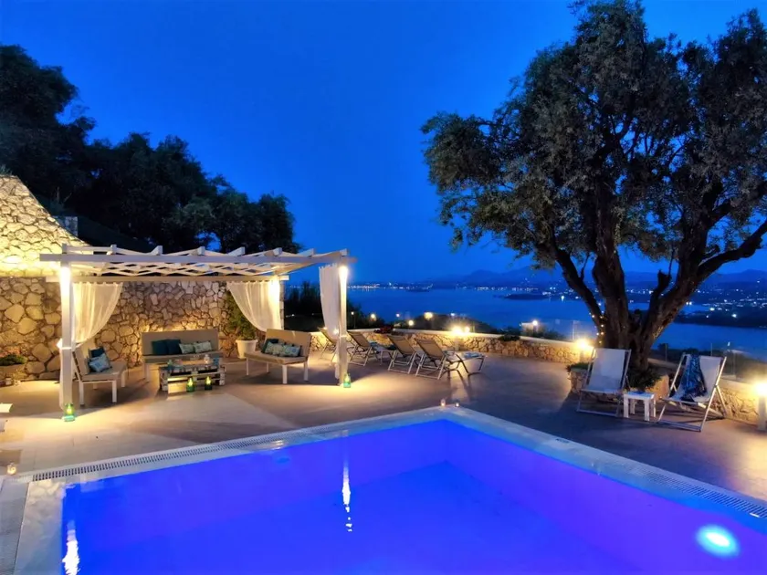 Villa with barbeque, private pool & garden | Mountain view - Image 1