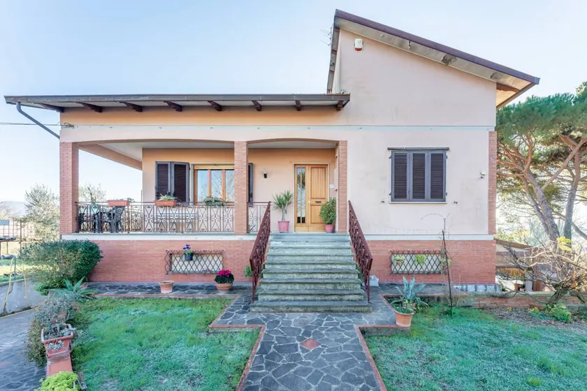 Casa con terrazza e giardino | Vista sul giardino - Image 1