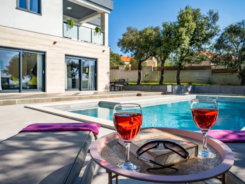 Beautiful holiday home with barbecue, private pool & garden - Image 1