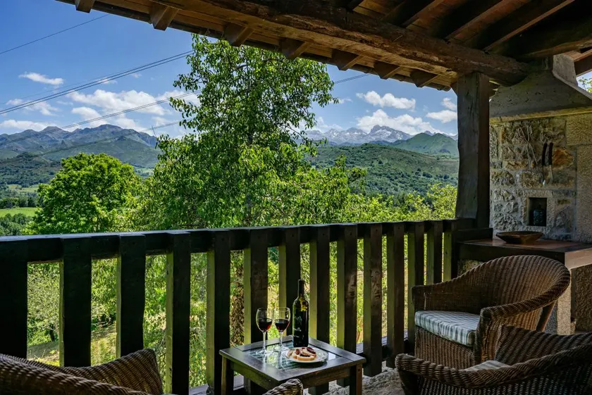 Casa vacacional con barbacoa, jardín y terraza | Vistas a la montaña | Perfecta para el trabajo en remoto - Image 1
