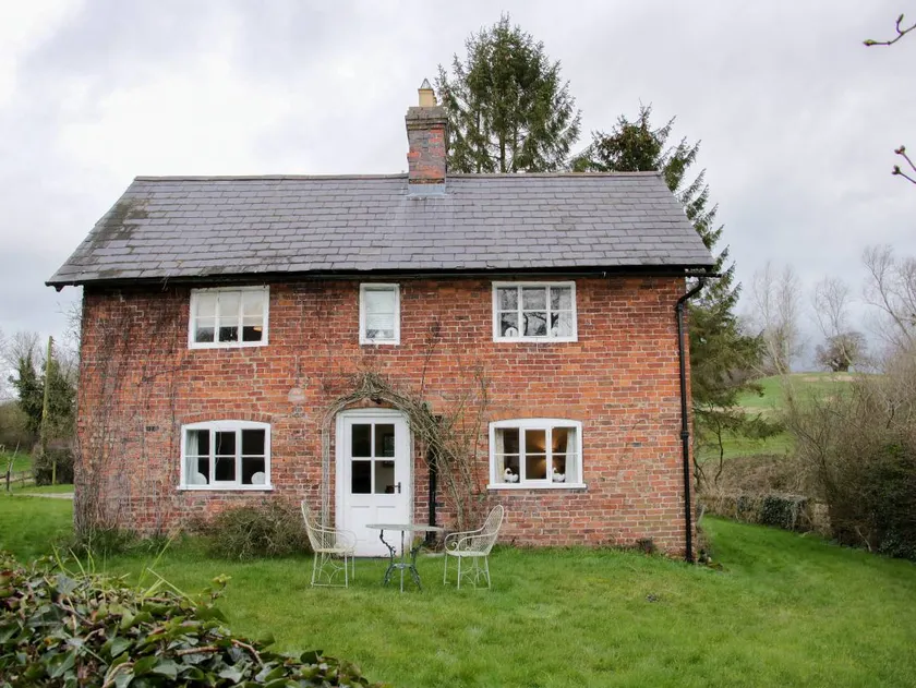 Fully equipped cottage with garden | Pets allowed - Image 1