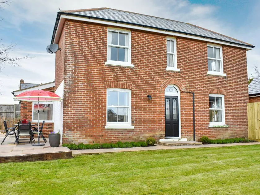 Family-friendly charming cottage with BBQ & garden | River view | Pet-friendly - Image 1
