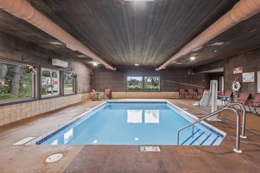 Holiday apartment with pool - Image 1