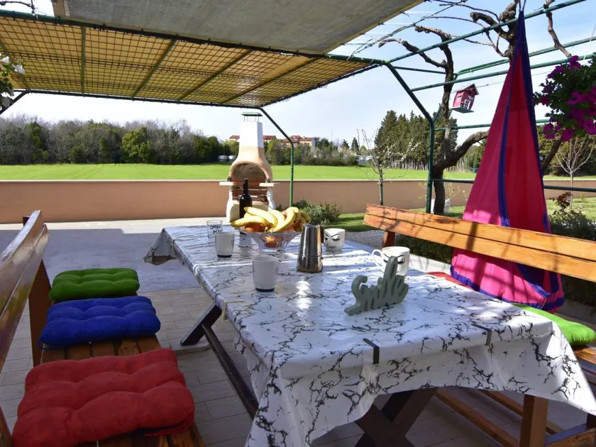 Apartamento con barbacoa, terraza y jardín - Image 1