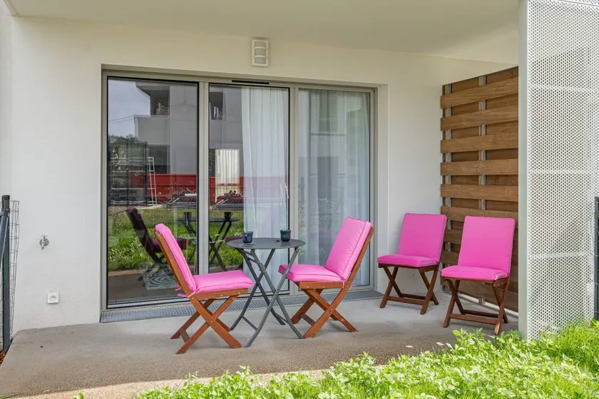 Flat with garden & terrace - Image 1