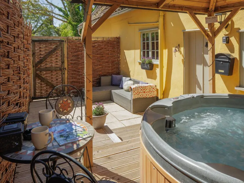 Children-friendly lovely cottage with jacuzzi, BBQ & garden | Pet-friendly - Image 1