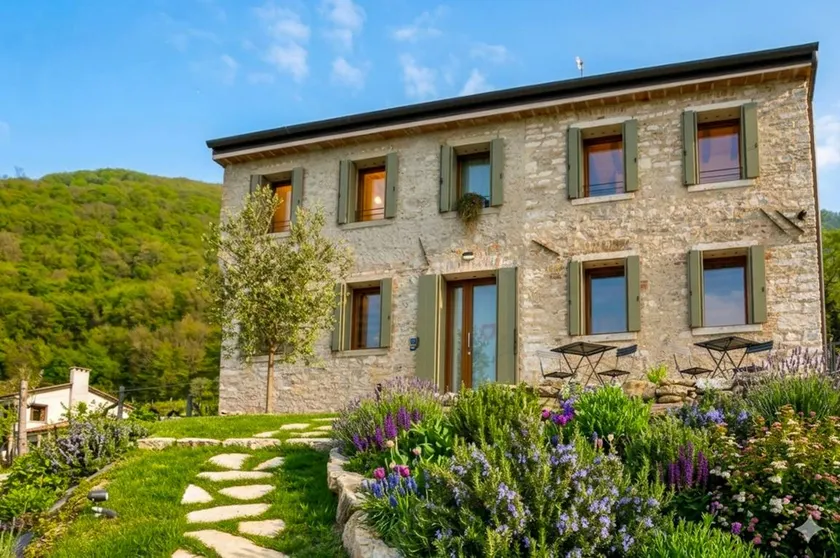 Stone house among the vineyards of Valdobbiadene - Image 1