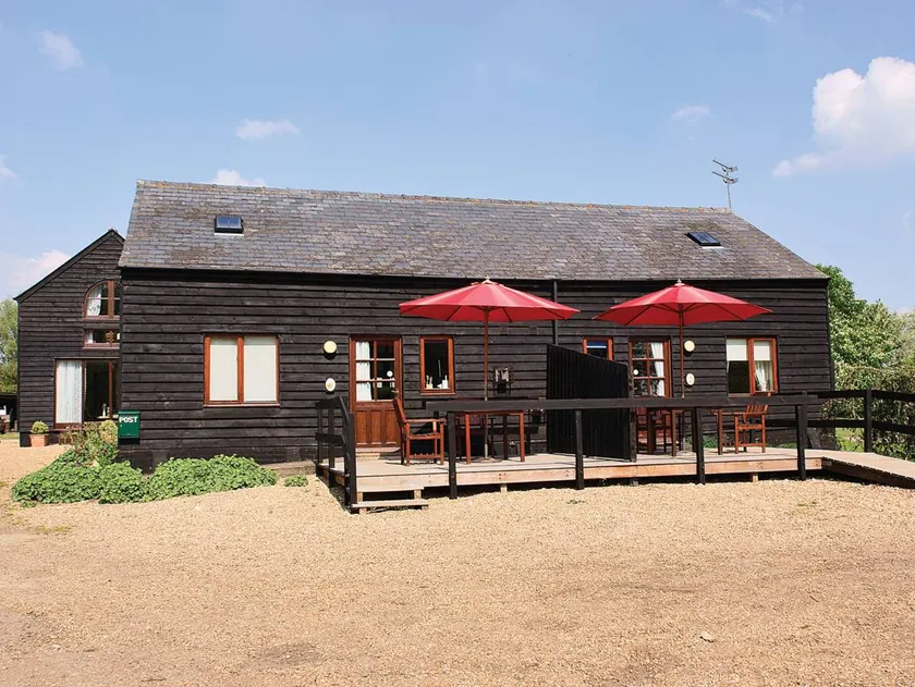 Cottage with pool, barbecue & garden - Image 1
