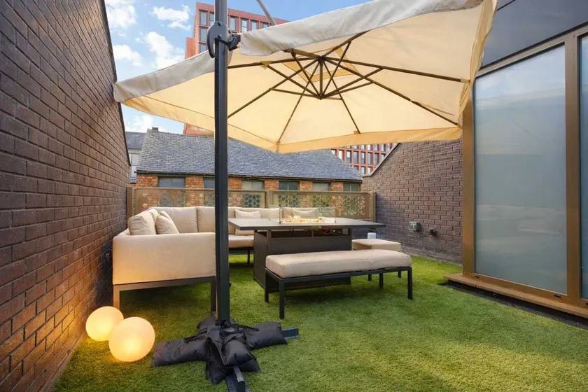 Child-friendly holiday apartment with garden, fast internet & terrace | Next to Manchester Town Hall | Dogs allowed - Image 1