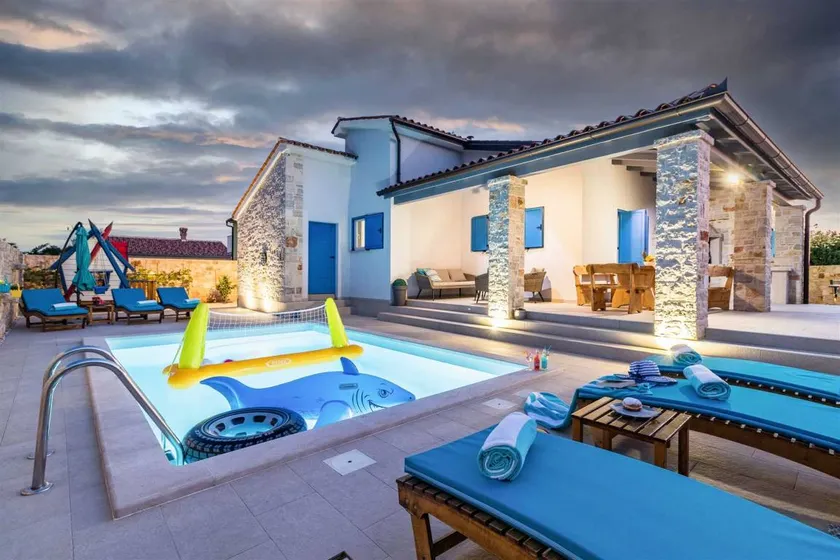 Alojamiento apropiado para familias con piscina, terraza y jardín | Vistas a la piscina | Acepta mascotas - Image 1