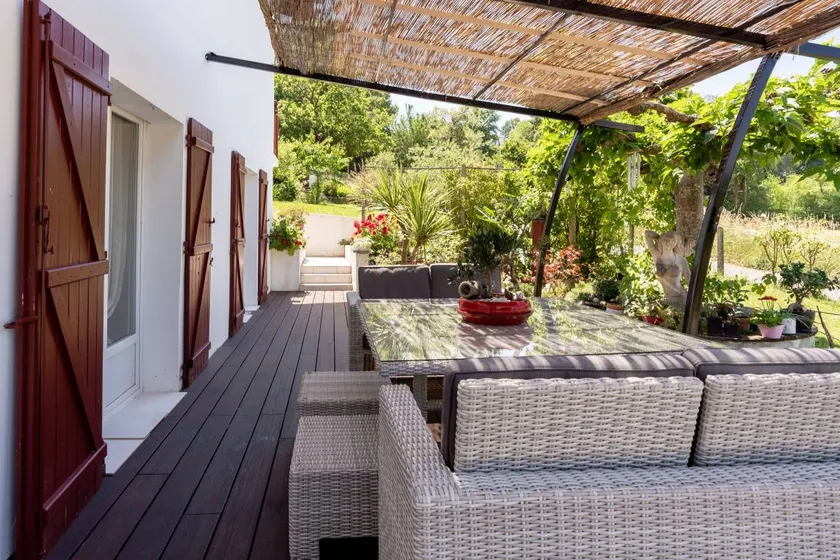 Holiday home with garden & terrace - Image 1