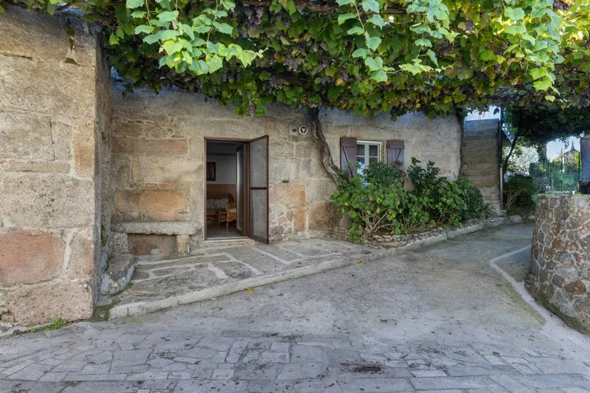 House with terrace - Image 1