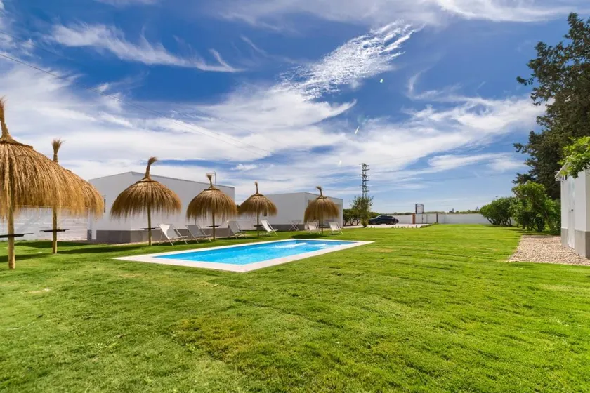 Villa entièrement équipée avec piscine privée, jardin et barbecue | Vue jardin | Adaptée au travail à distance | Avec animaux autorisés - Image 1