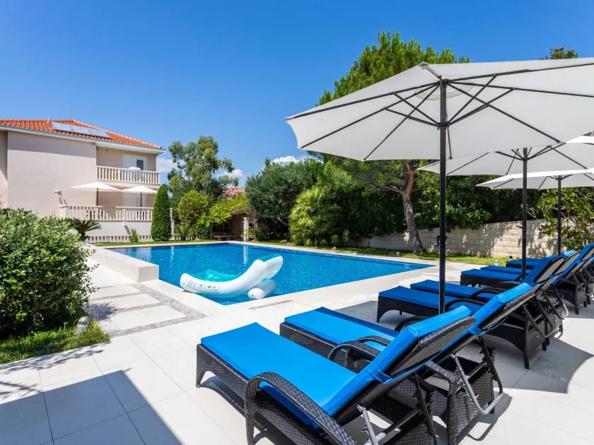 Pleasant flat with garden, pool & terrace - Image 1