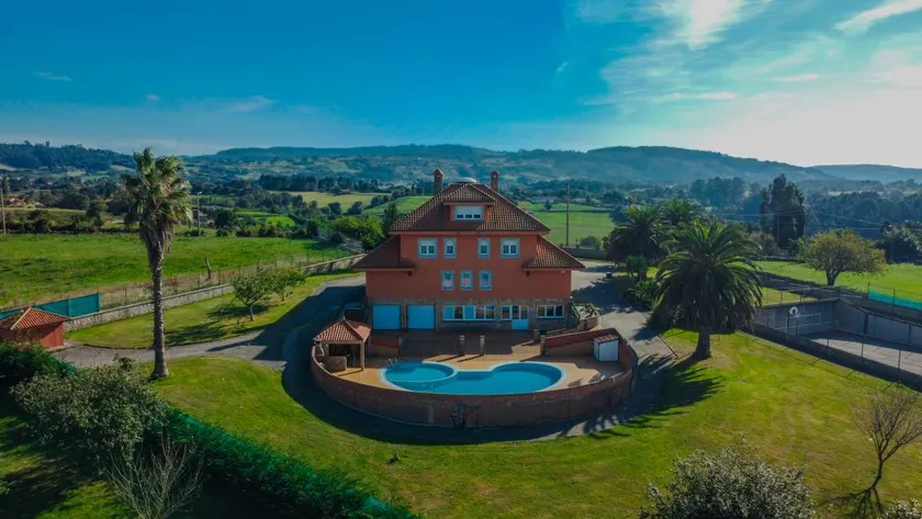Fully equipped big holiday home with pool & garden | River view | Perfect for remote work | Pet-friendly - Image 1