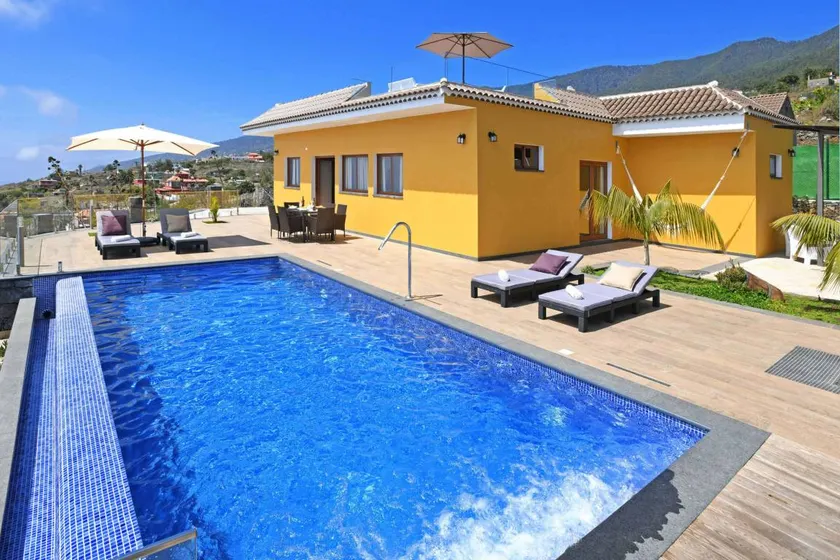 Fully equipped chalet with hot tub, barbeque & garden - Image 1
