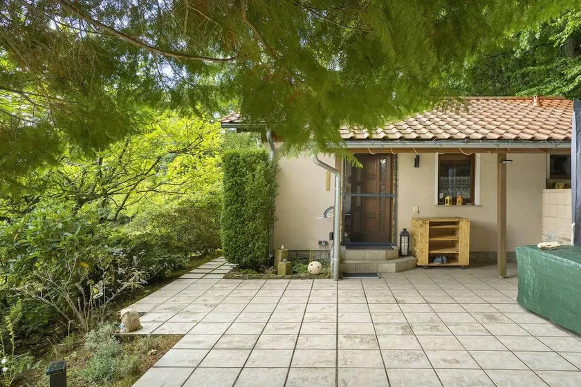 Nice house with garden - Image 1