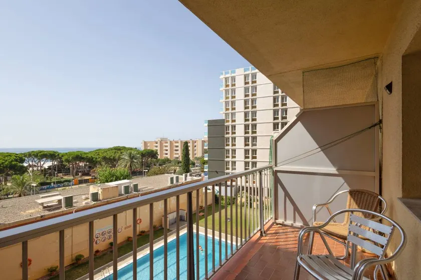 Family-oriented flat with terrace, garden & private pool | City view | Close to the beach - Image 1