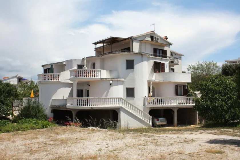 Apartment with garden, barbeque & terrace - Image 1
