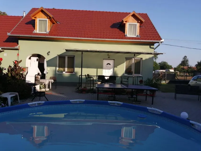 Holiday home with pool, garden & BBQ - Image 1