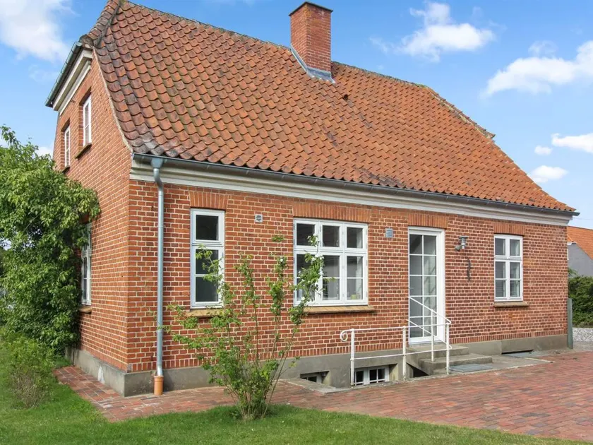 Family-oriented ample house with terrace, barbeque & garden - Image 1