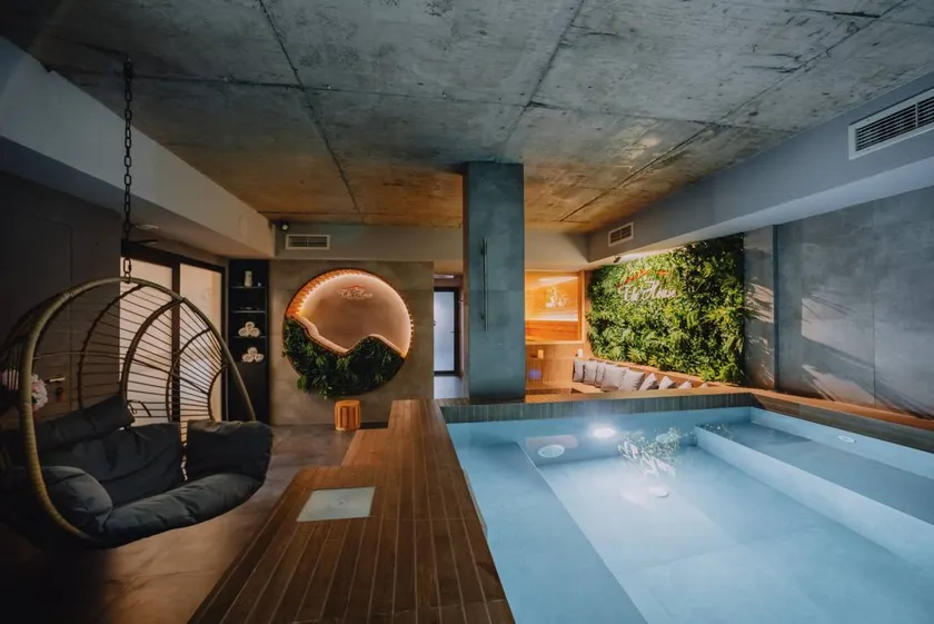 Holiday apartment with pool & garden - Image 1