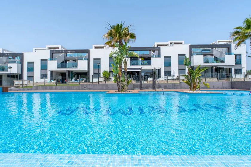 Apartamento de 2 dormitorios 2 baños en Oasis Beach IX en Punta Prima - Image 1
